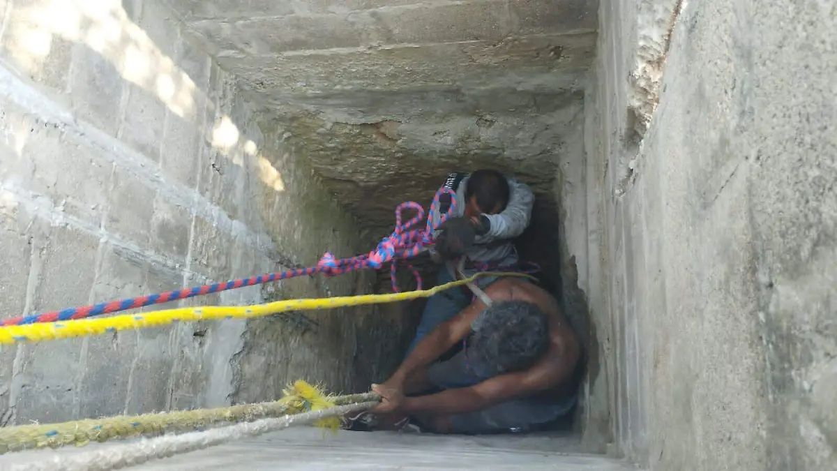 Abuelito en busca de agua cae a un pozo